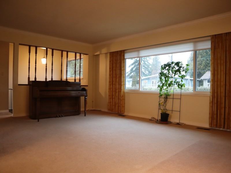 Whole House, Very Spacious with Amazing Back Yard (Como Lake Park, Coquitlam) - Photo 2 of 38