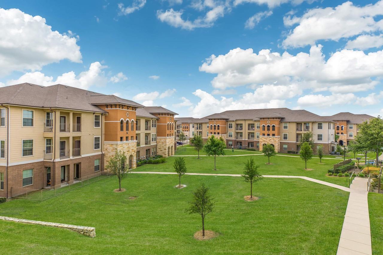 Vue Castle Hills - Photo 2 of 50