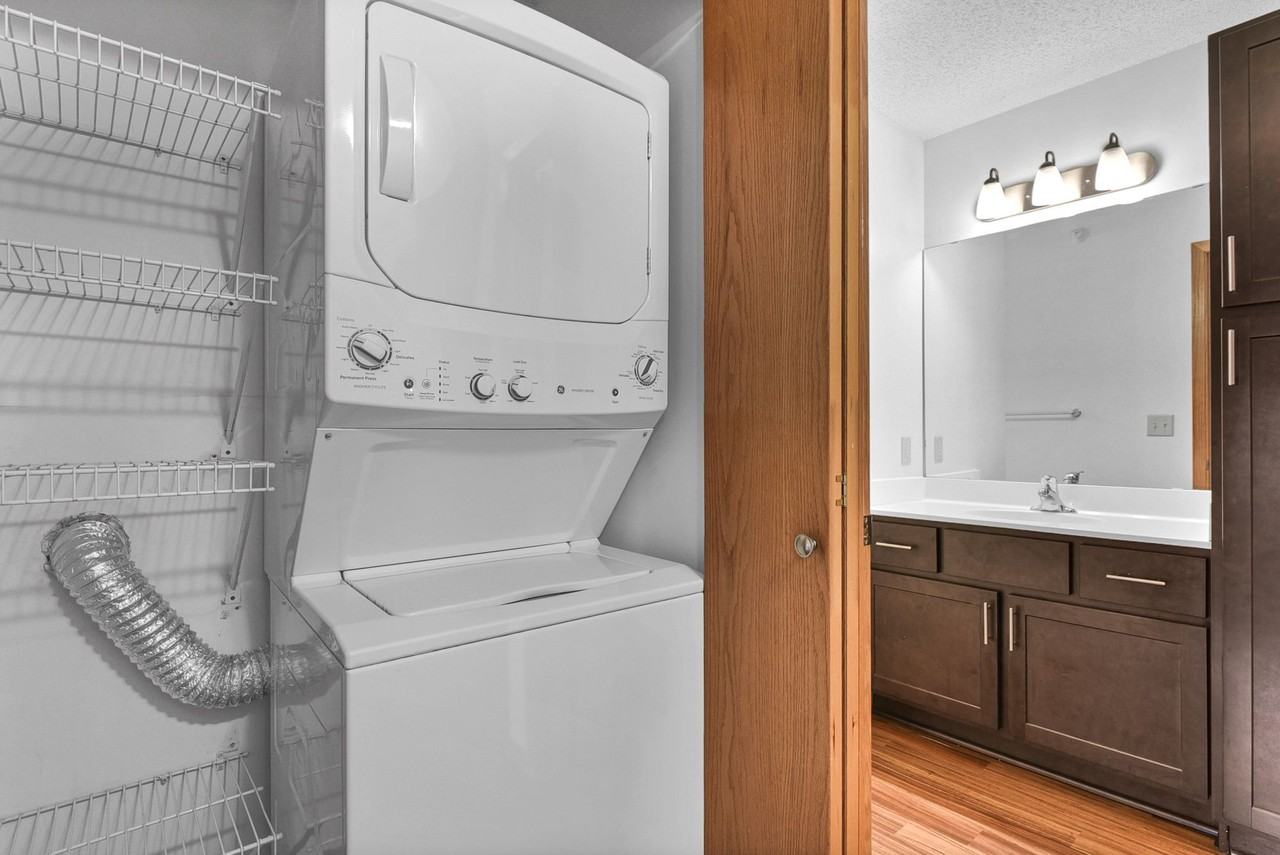 Oaks Lincoln Apartments - Photo 2 of 50