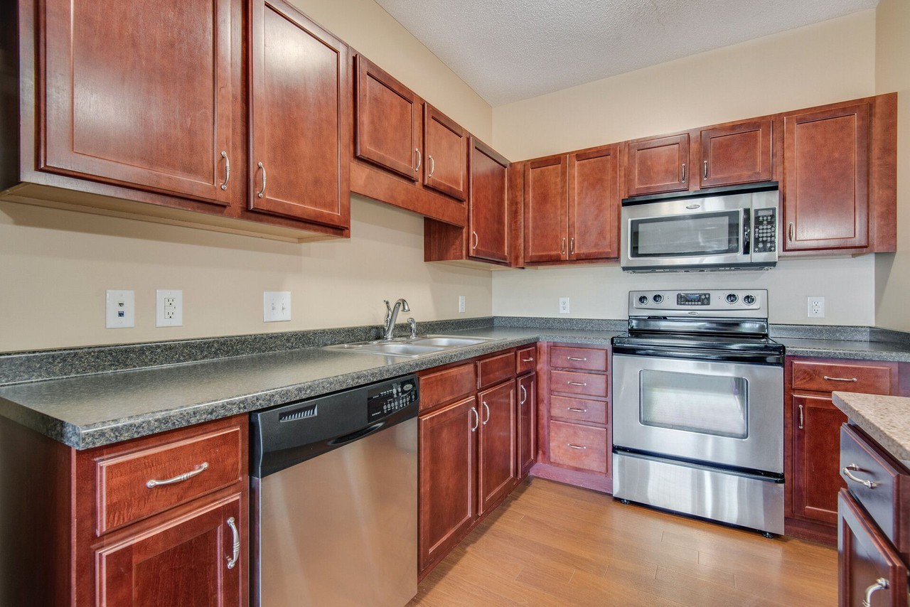 Oaks Glen Lake Apartments - Photo 2 of 22