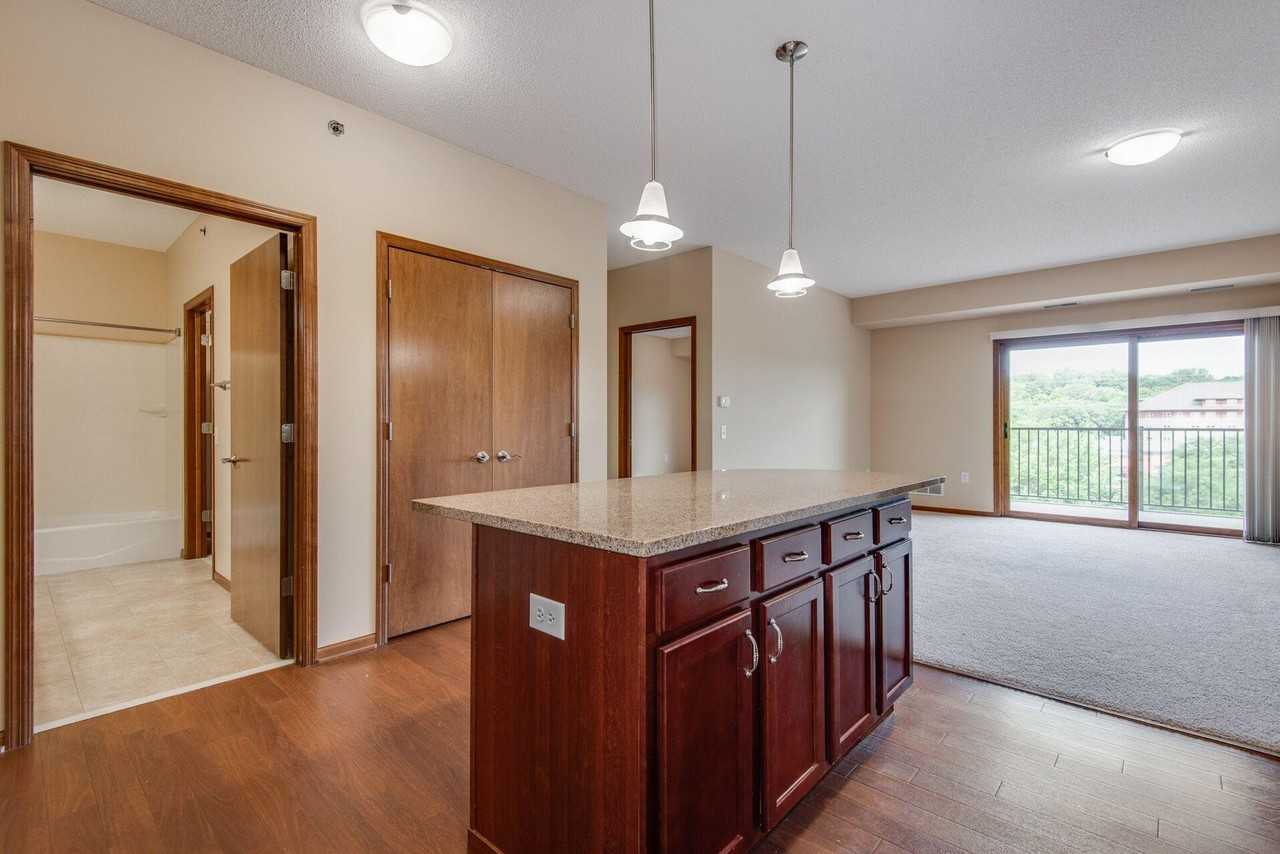 Oaks Glen Lake Apartments - Photo 5 of 22