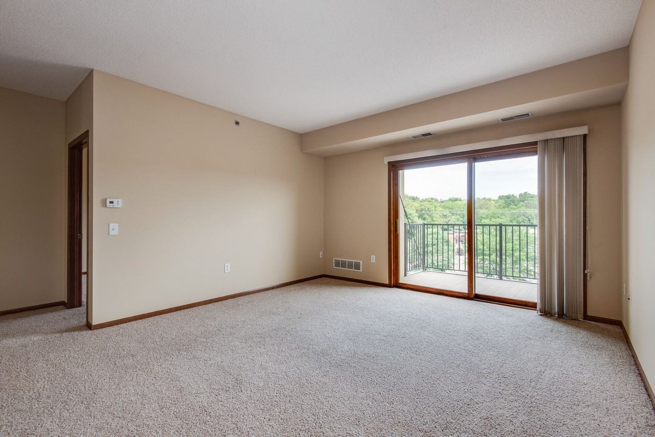 Oaks Glen Lake Apartments - Photo 7 of 22