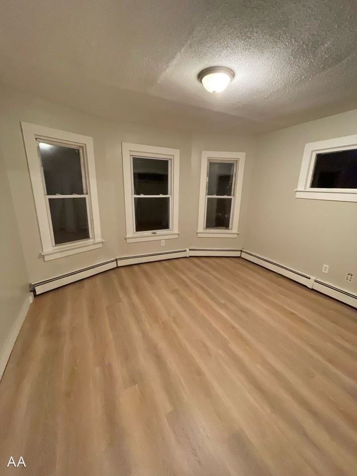 387 Oakland St - Photo 2 of 7