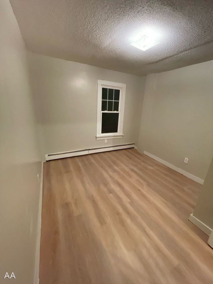387 Oakland St - Photo 3 of 7