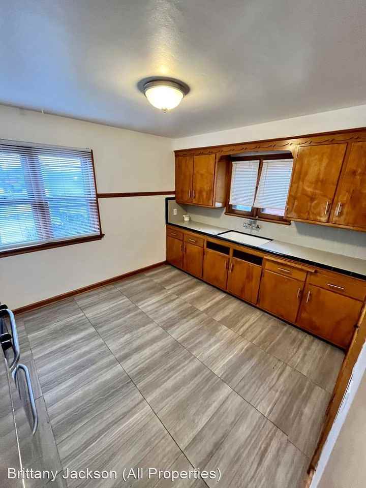 5050 W Medford Ave Uppr - Photo 2 of 21