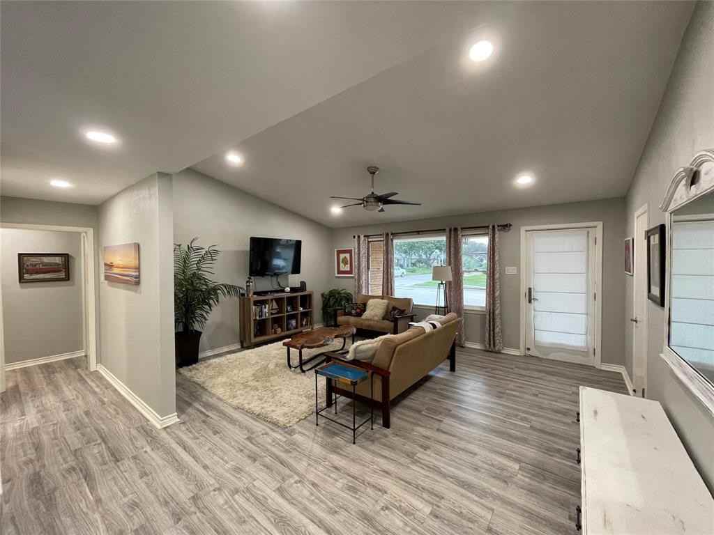 2808 43rd St - Photo 3 of 36