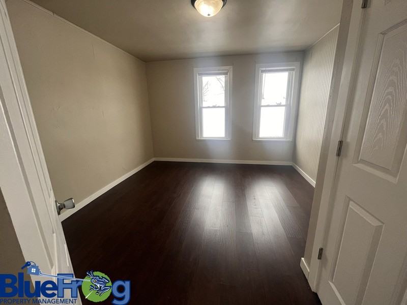 901 Harvey St - Photo 4 of 10