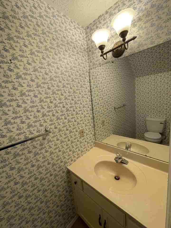 341 N Walnut Ave - Photo 2 of 8