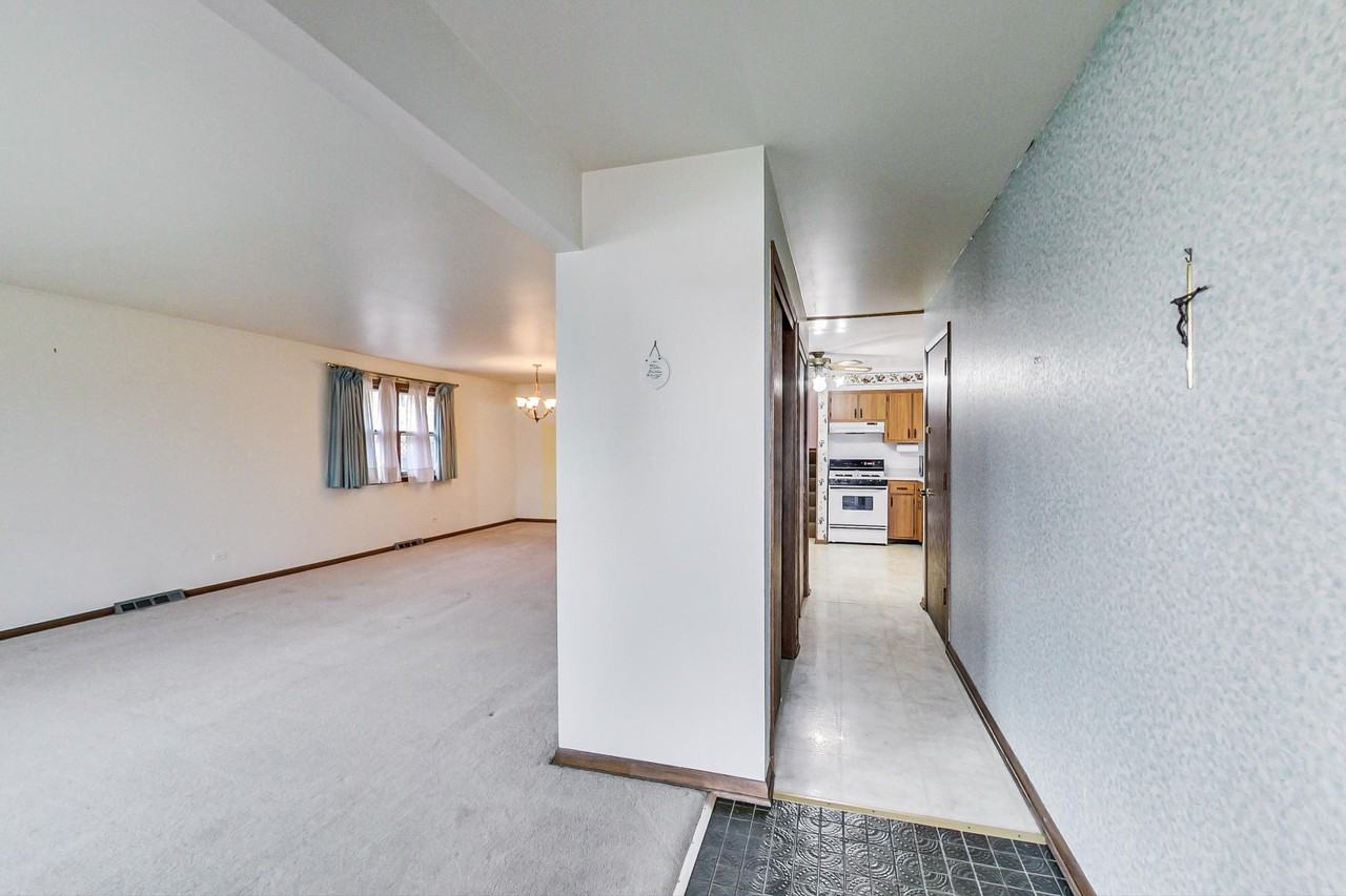8917 Natoma Ave - Photo 2 of 27
