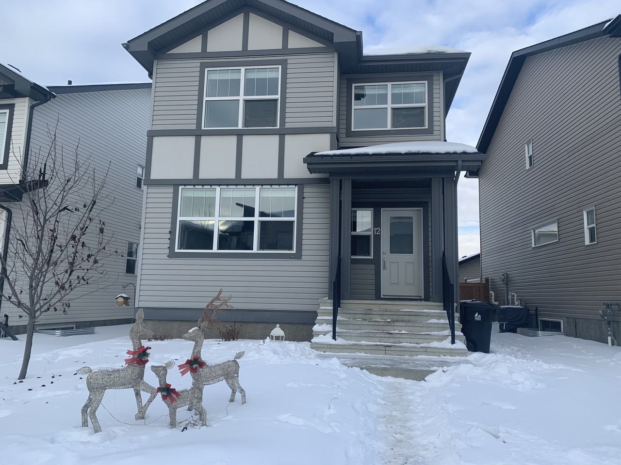 Spacious 3 bed 2.5 bath main floor*Garage Available*Fenced Yard*Private