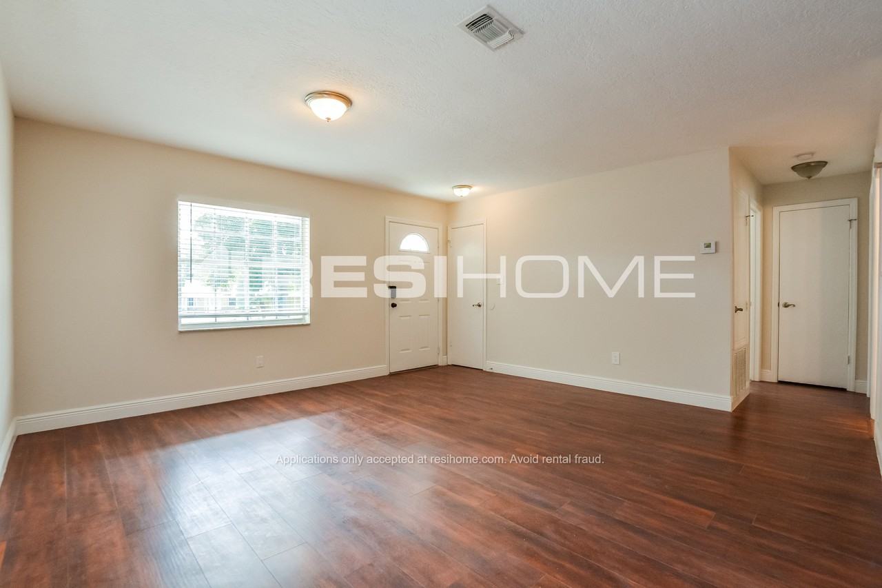 1563 Yvonne St - Photo 3 of 18