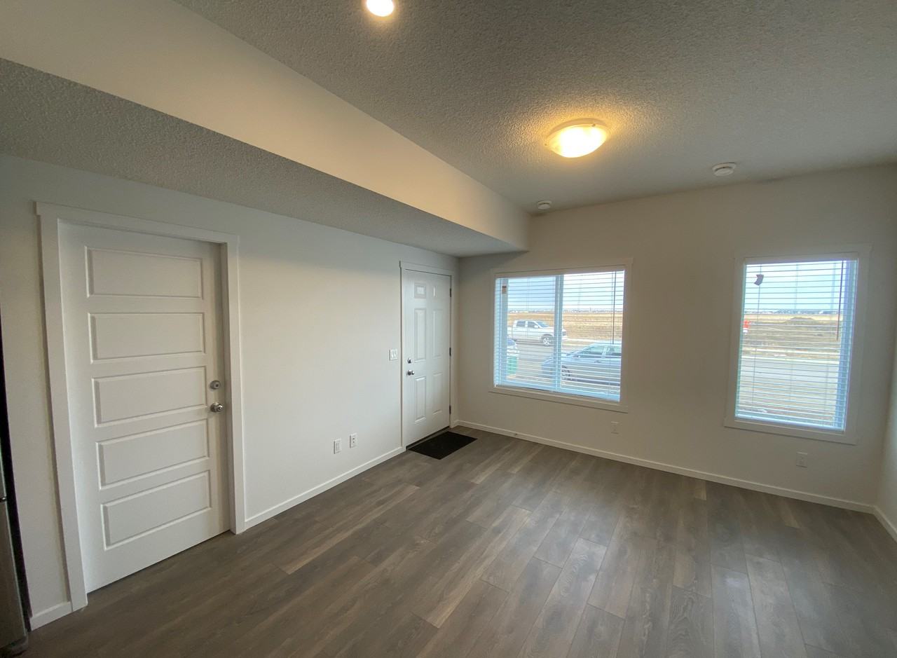 5229 21a Ave Sw - Photo 2 of 10