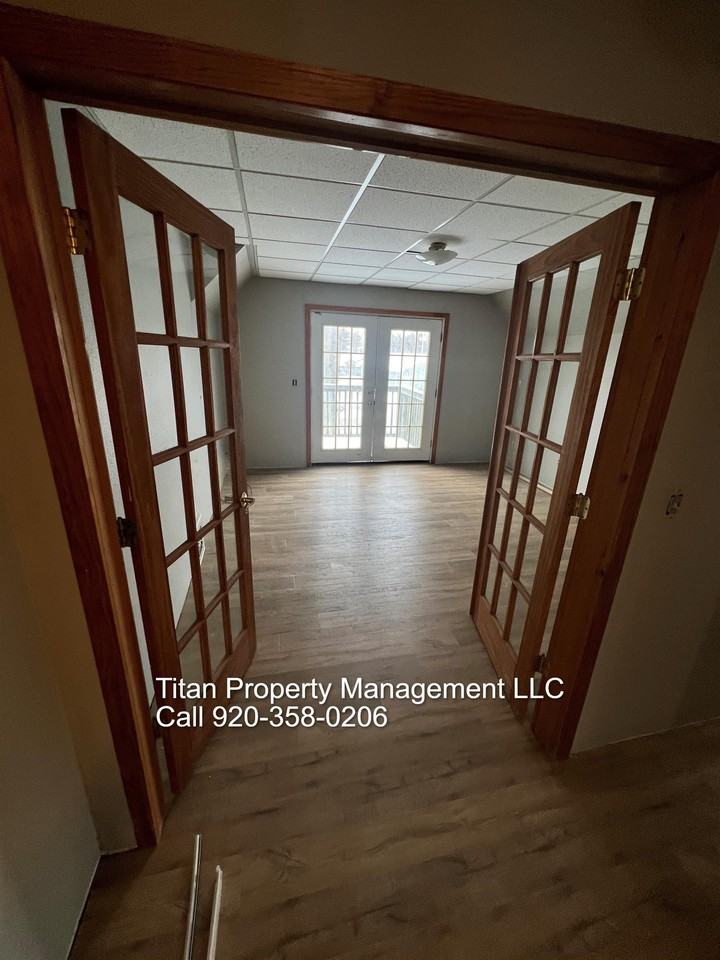 400 1/2 Main St #1-2 - Photo 3 of 23