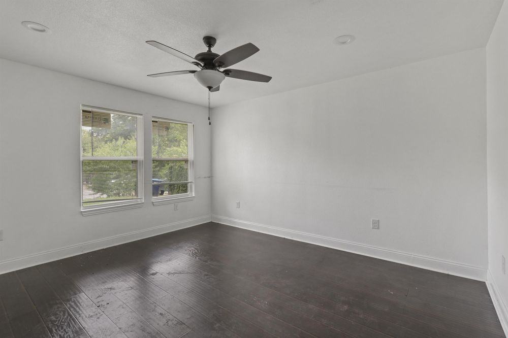 932 E Davis Ave - Photo 2 of 14