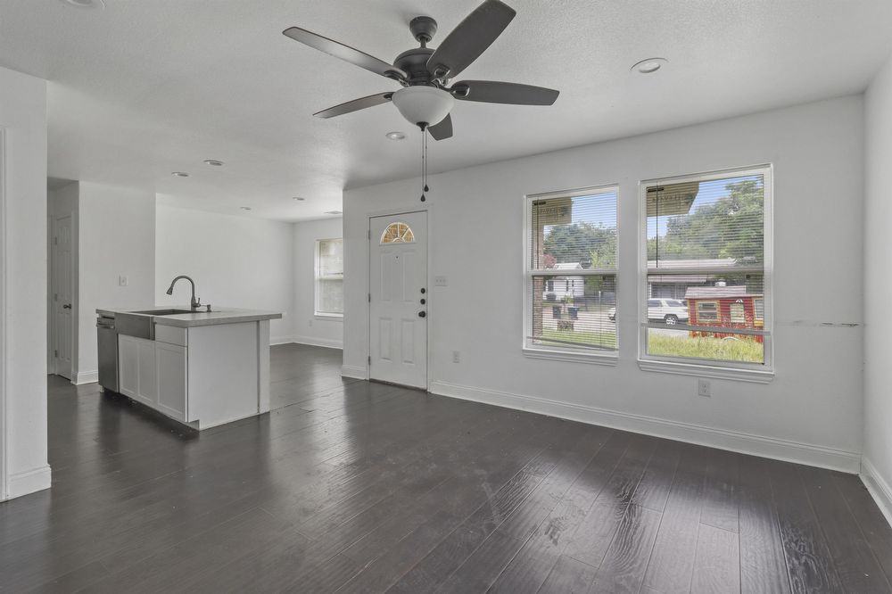 932 E Davis Ave - Photo 3 of 14