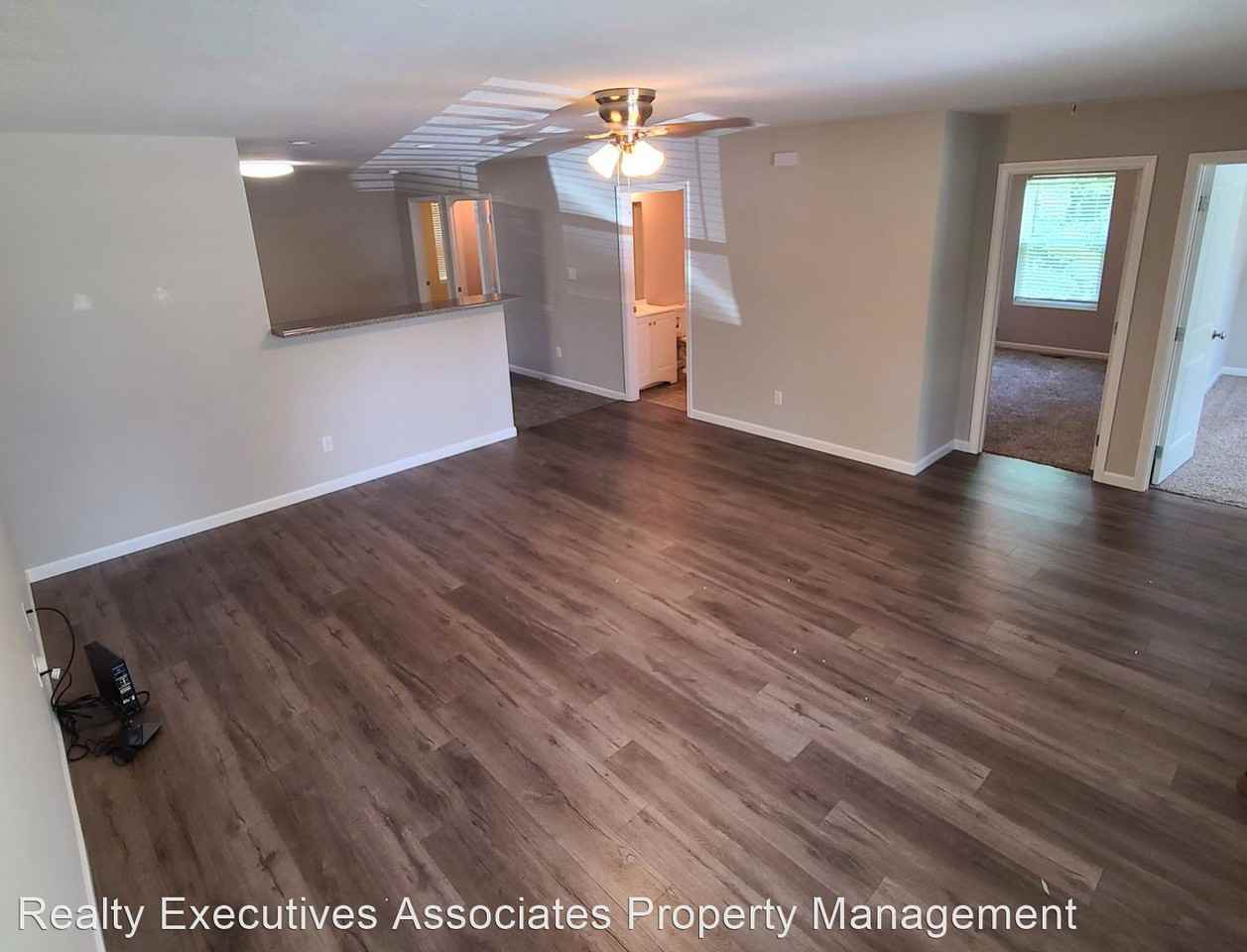 2101 Nadine St - Photo 2 of 11