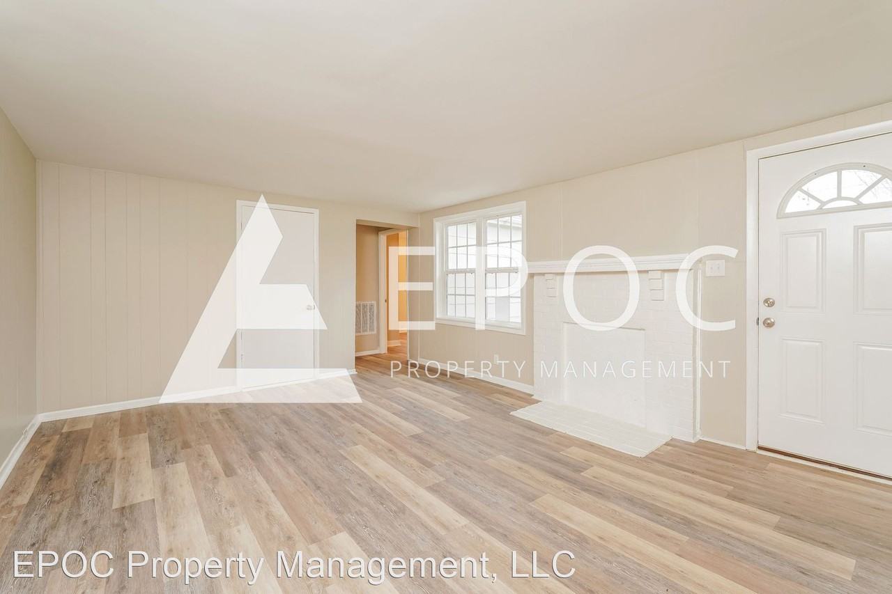 2943 Broadbay Dr - Photo 3 of 15