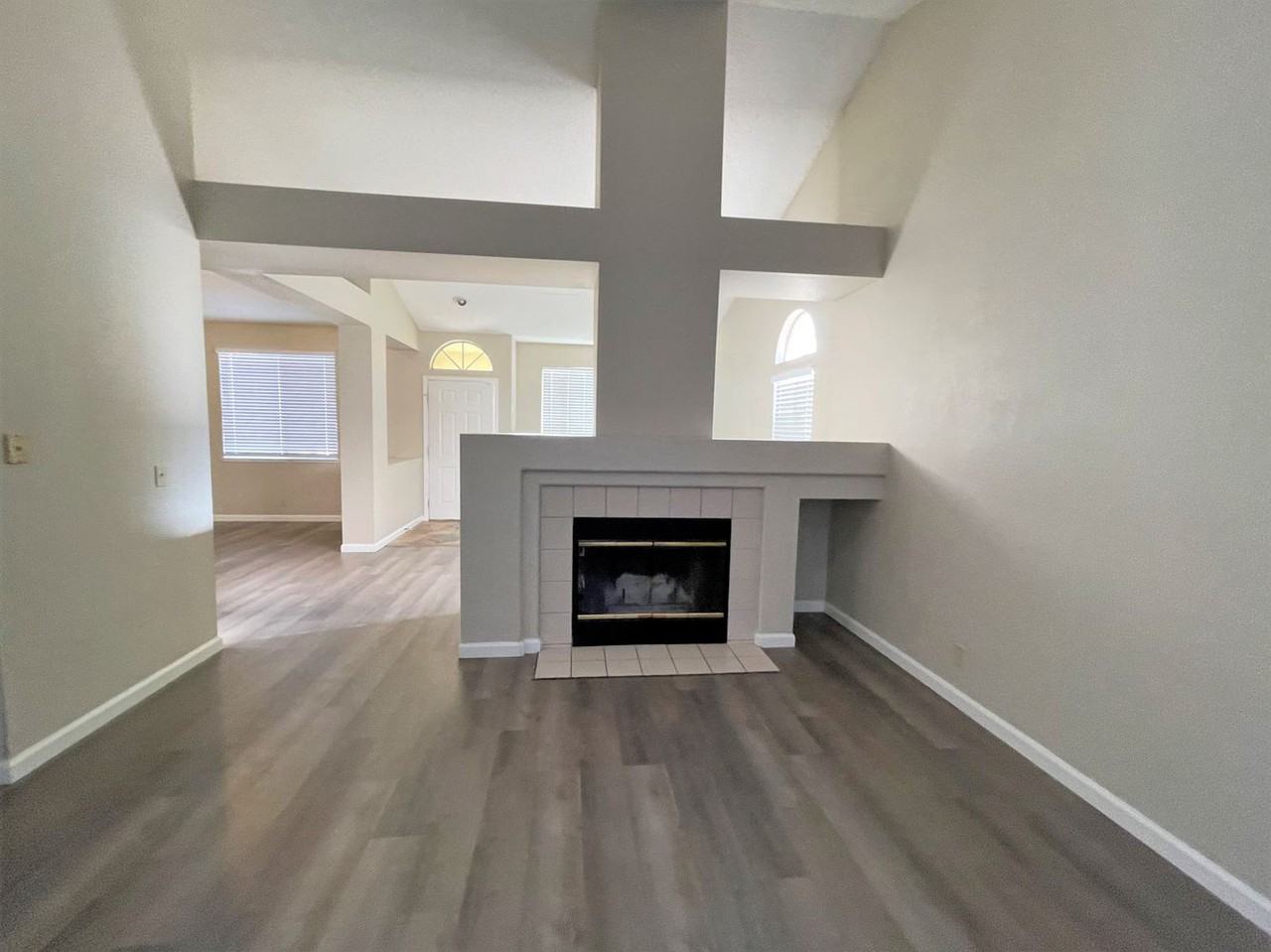 420 Donaldson Ct - Photo 3 of 13