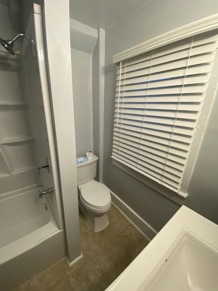 1004 Bedford Ave Sw #1 - Photo 4 of 9