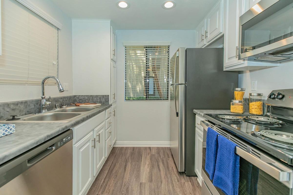 850 N Center Ave - Photo 5 of 50