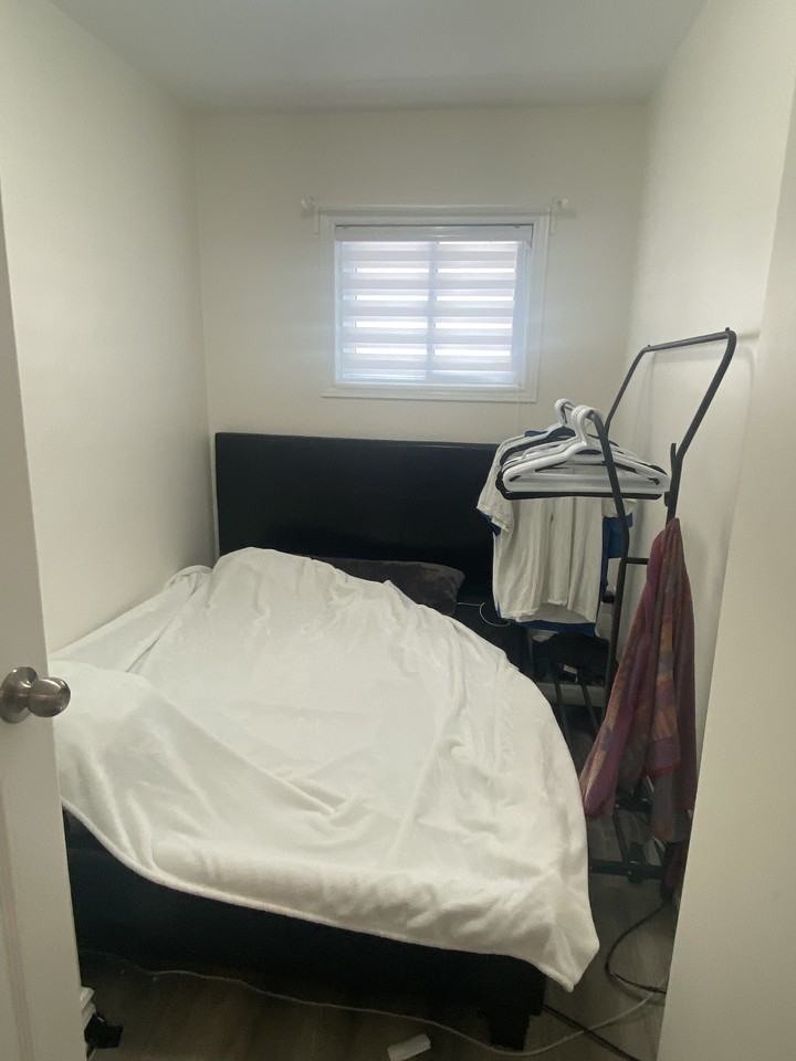 323 Scholfield Avenue South #1 - Photo 7 of 20