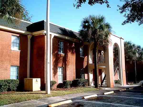 Dauphine Apartments - Photo 3 of 5