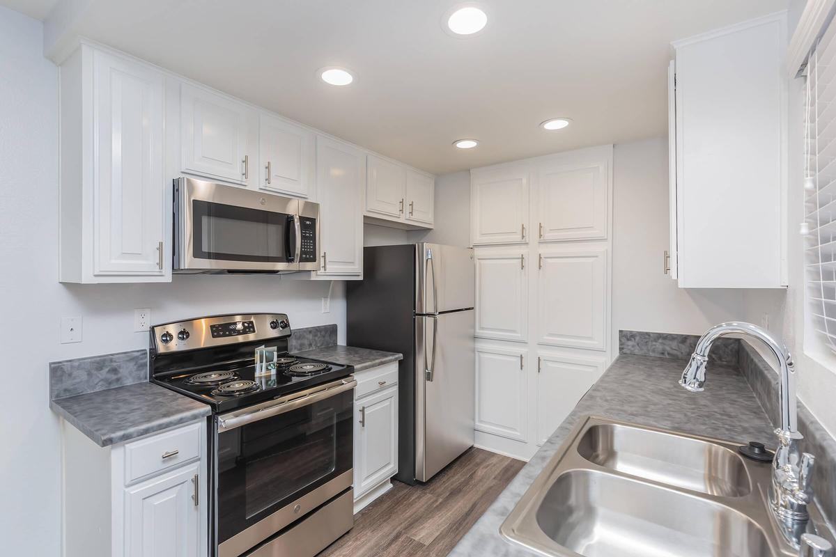 850 N Center Ave - Photo 3 of 11