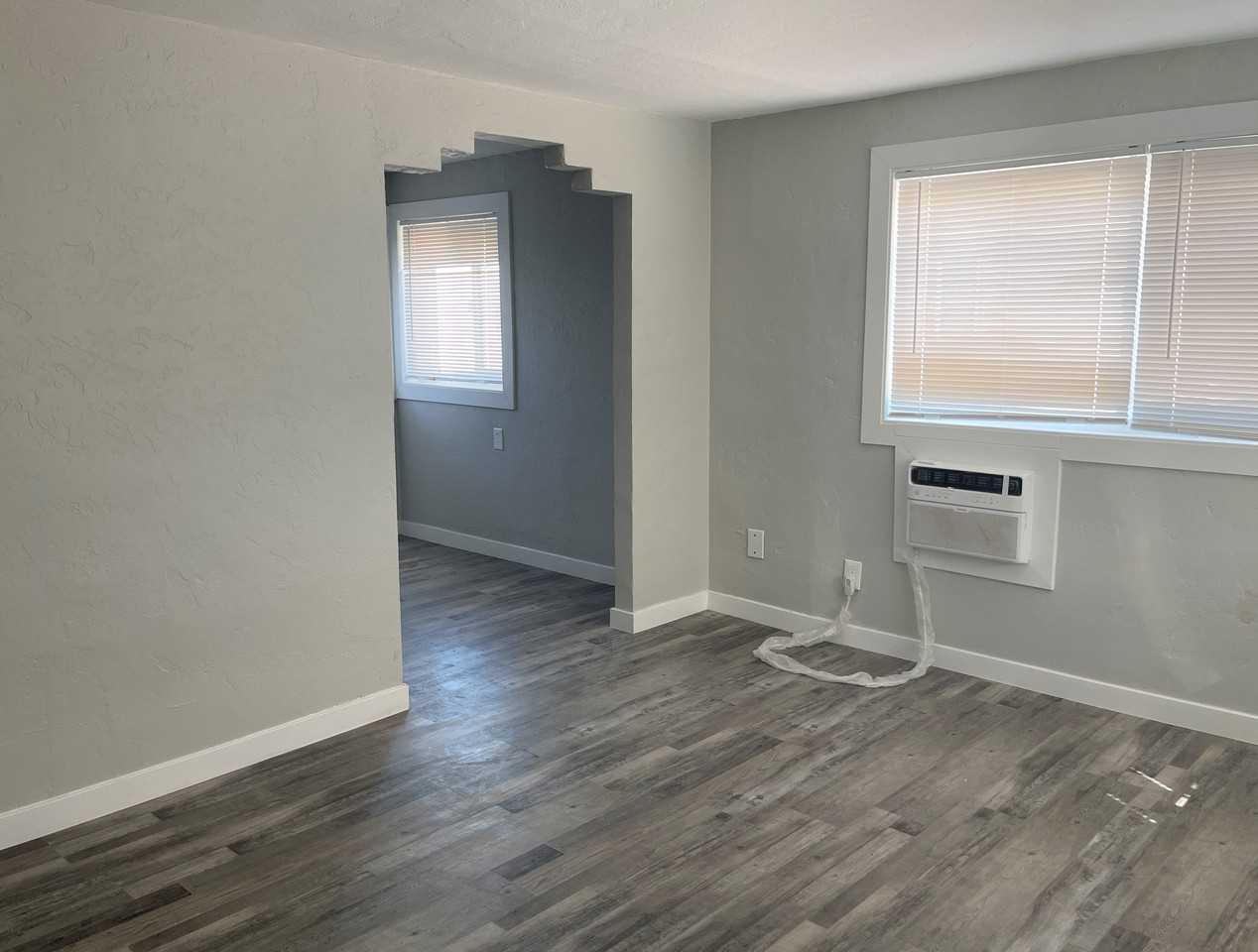 1125 E Devonshire Ave - Photo 2 of 10