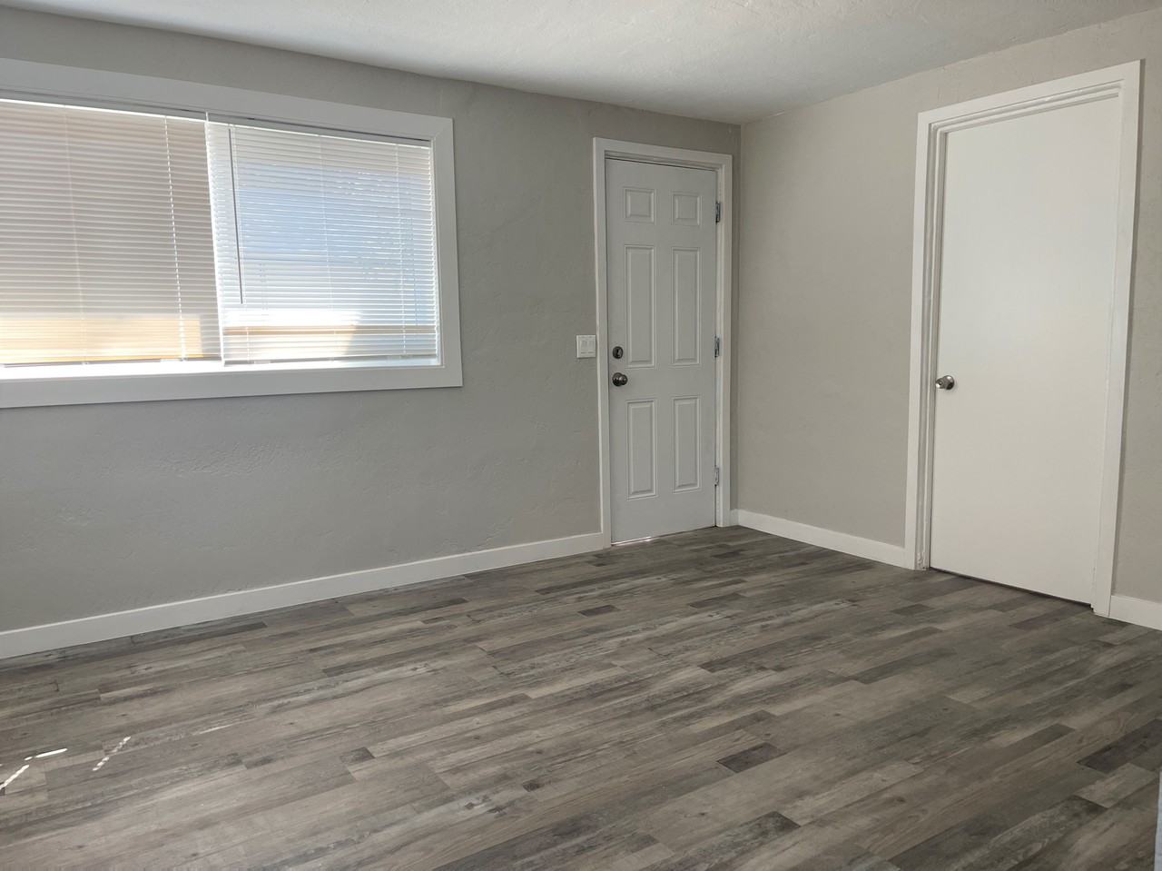 1125 E Devonshire Ave - Photo 3 of 10