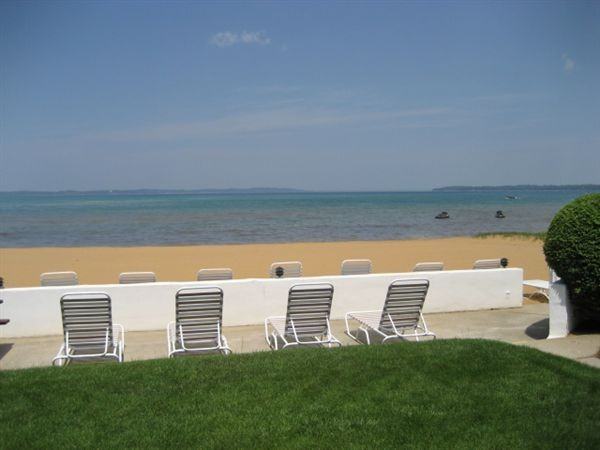 Lakeshore Resort - Photo 2 of 10