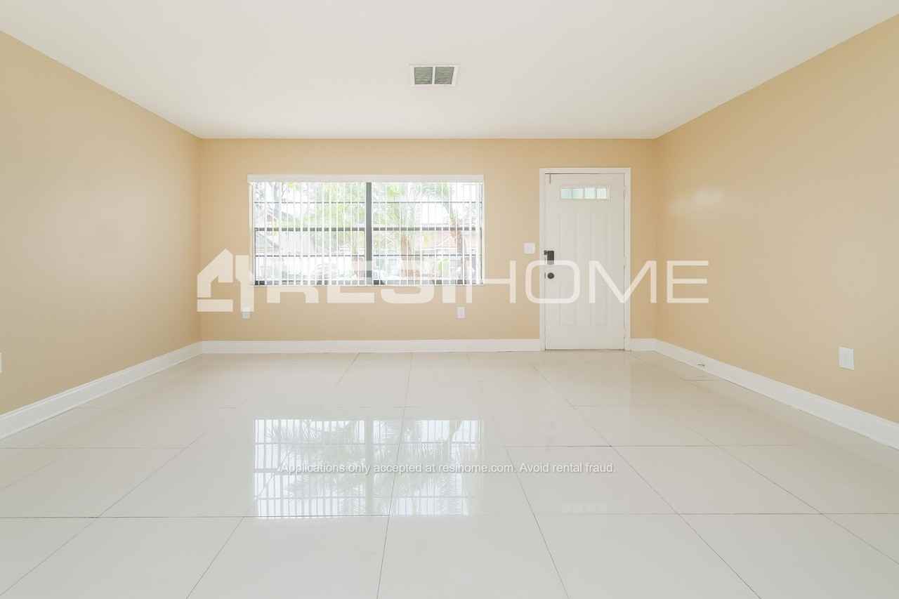 7800 Glascow Dr - Photo 3 of 18