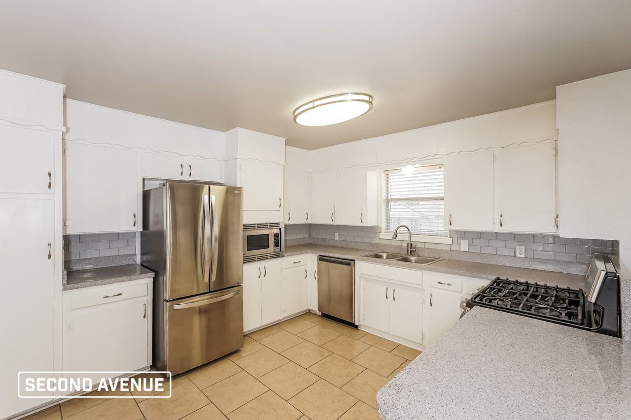 7608 Deaver Dr - Photo 3 of 17