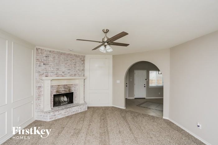 923 Dogwood Ln - Photo 2 of 15