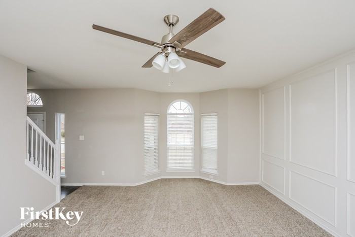 923 Dogwood Ln - Photo 3 of 15