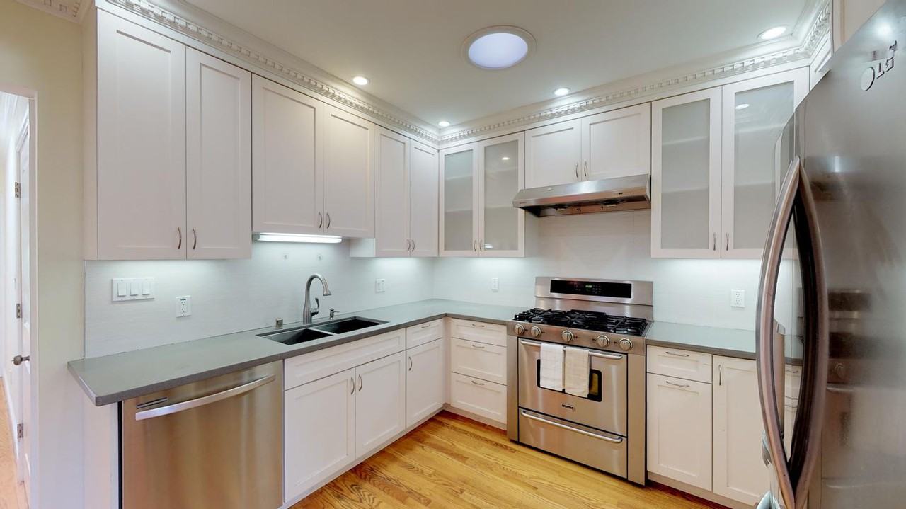 Delightful Outer Sunset townhome with lovely backyard - Photo 7 of 17