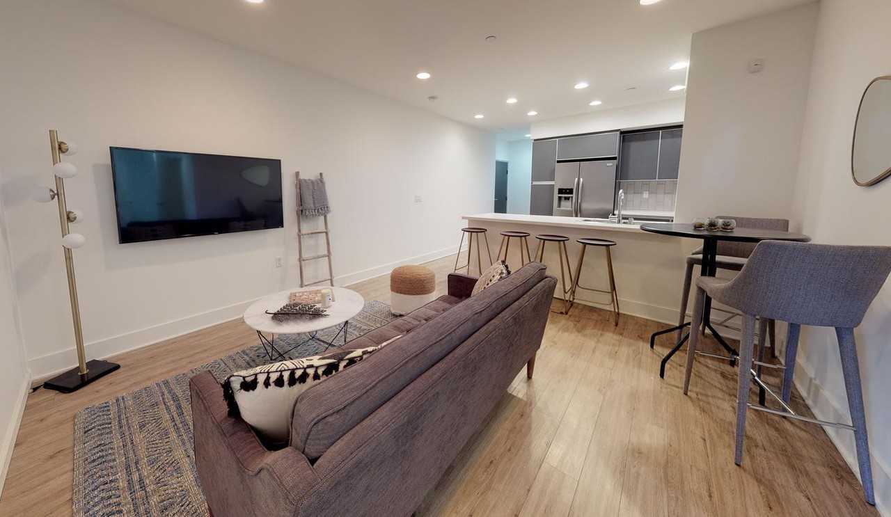 Elegant Hollywood apartment with balcony - Photo 2 of 14