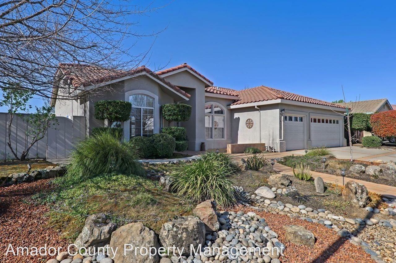 621 Fairway Dr - Photo 2 of 30