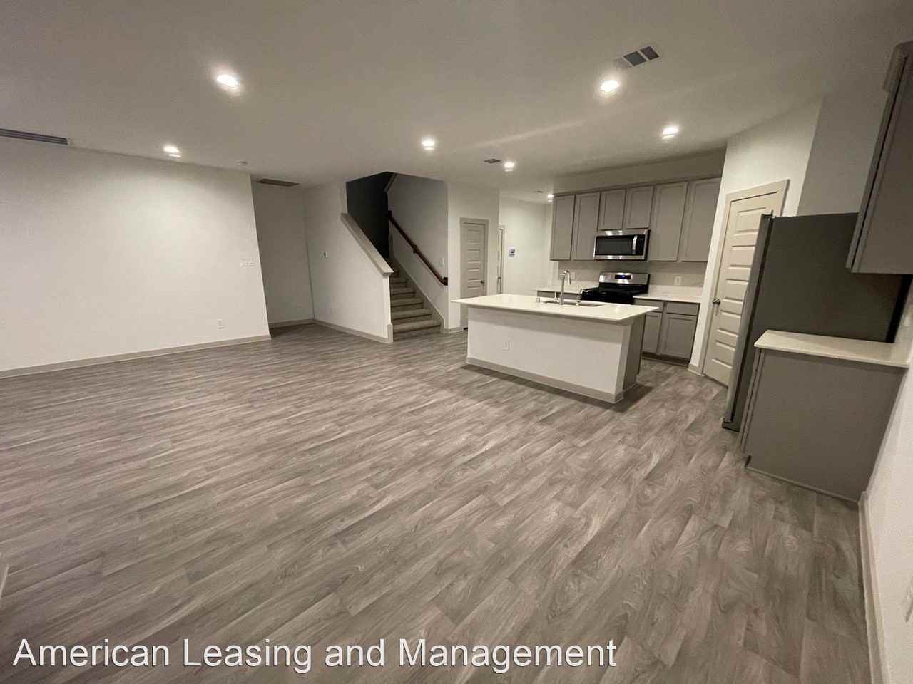 111 Lakeway Cir - Photo 3 of 17