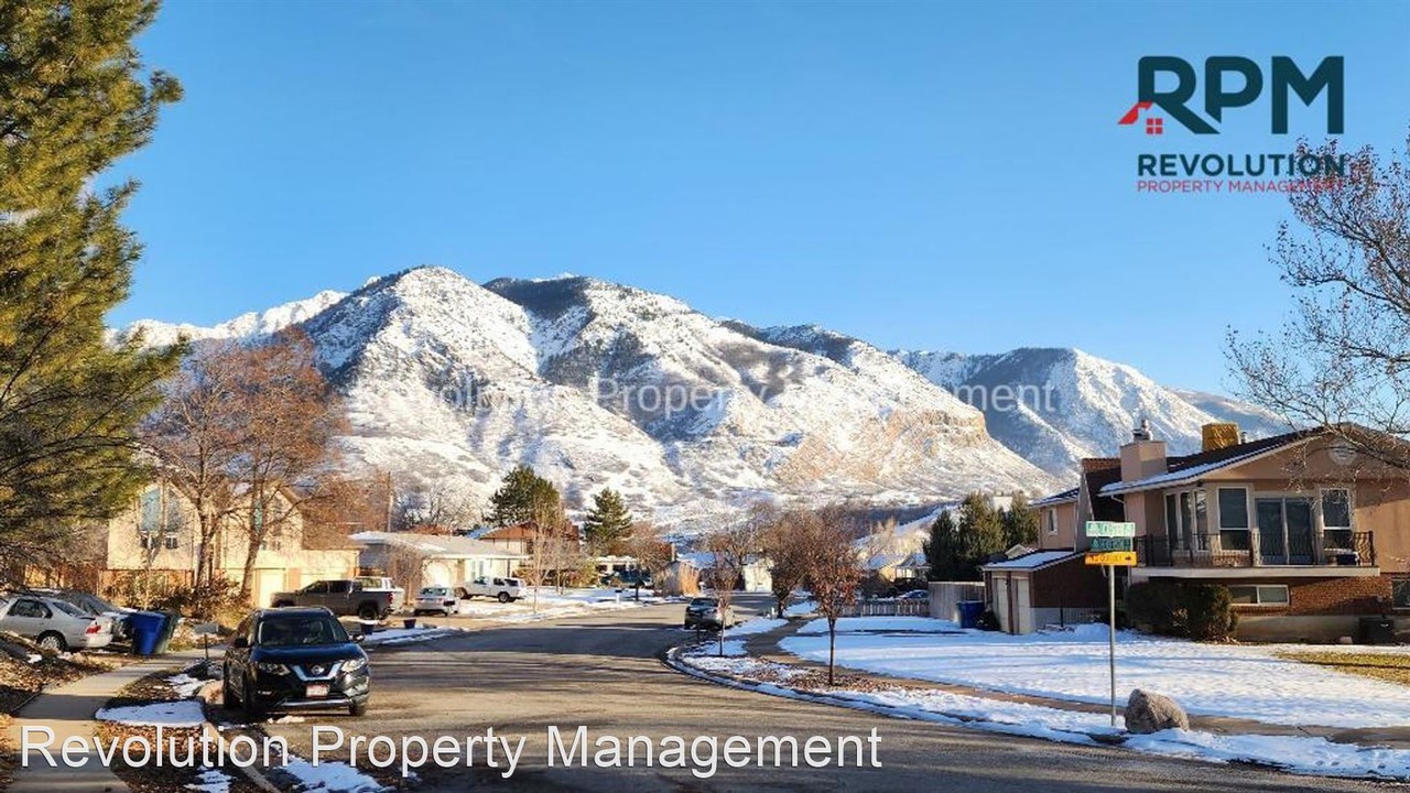 1085 Custer Ave - Photo 2 of 18