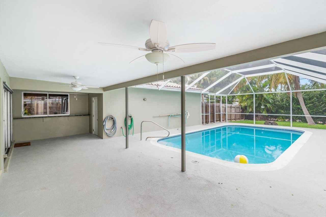 1047 Buchanan St - Photo 3 of 23