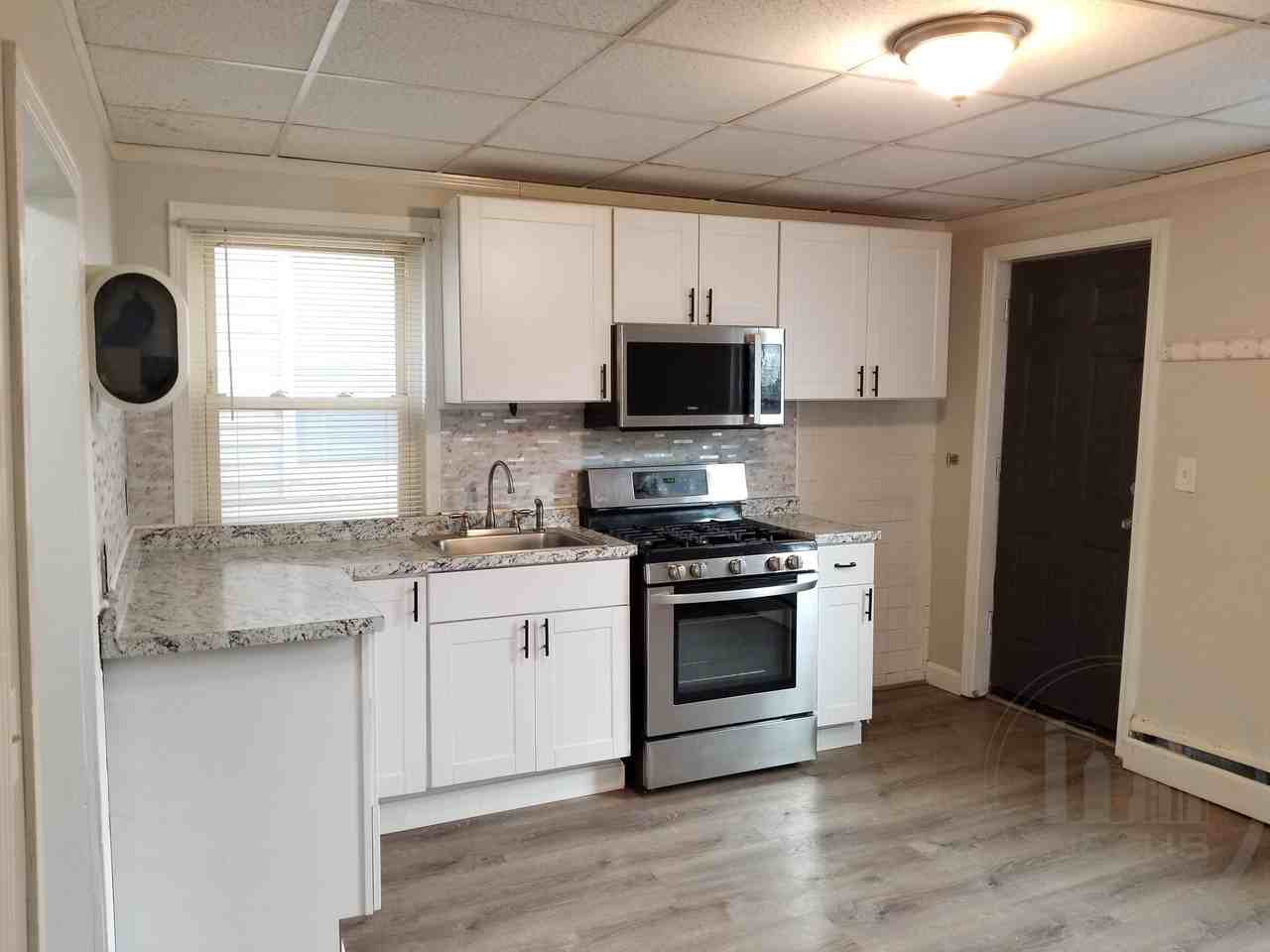 100 Lawn Ave - Photo 2 of 13