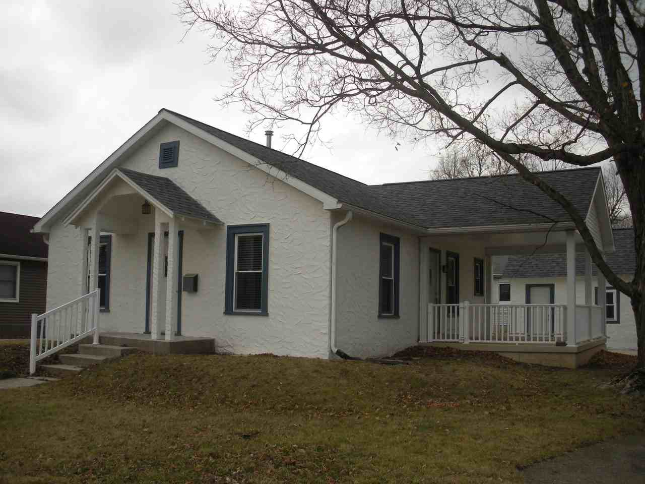 209 E Summit St - Photo 2 of 12