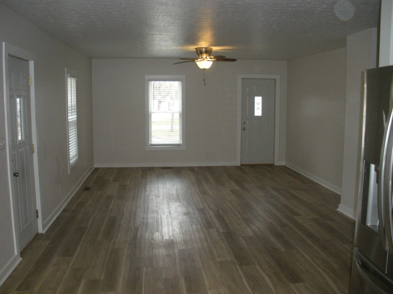 209 E Summit St - Photo 3 of 12