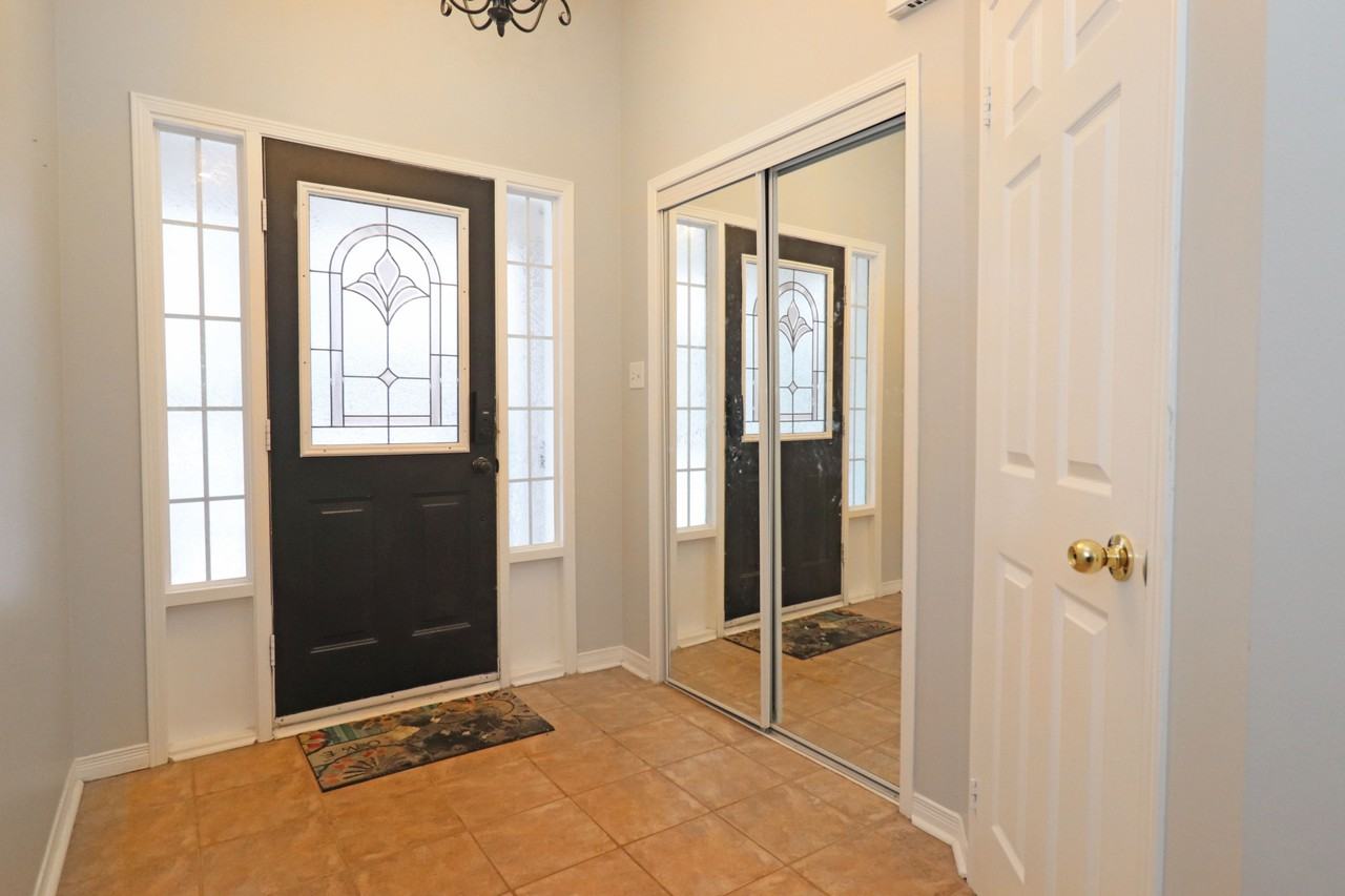 135 Stokely Cres - Photo 3 of 24