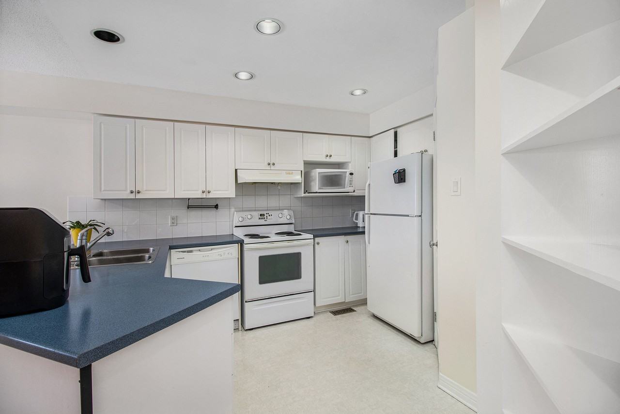 923 Markwick Crescent - Photo 3 of 15