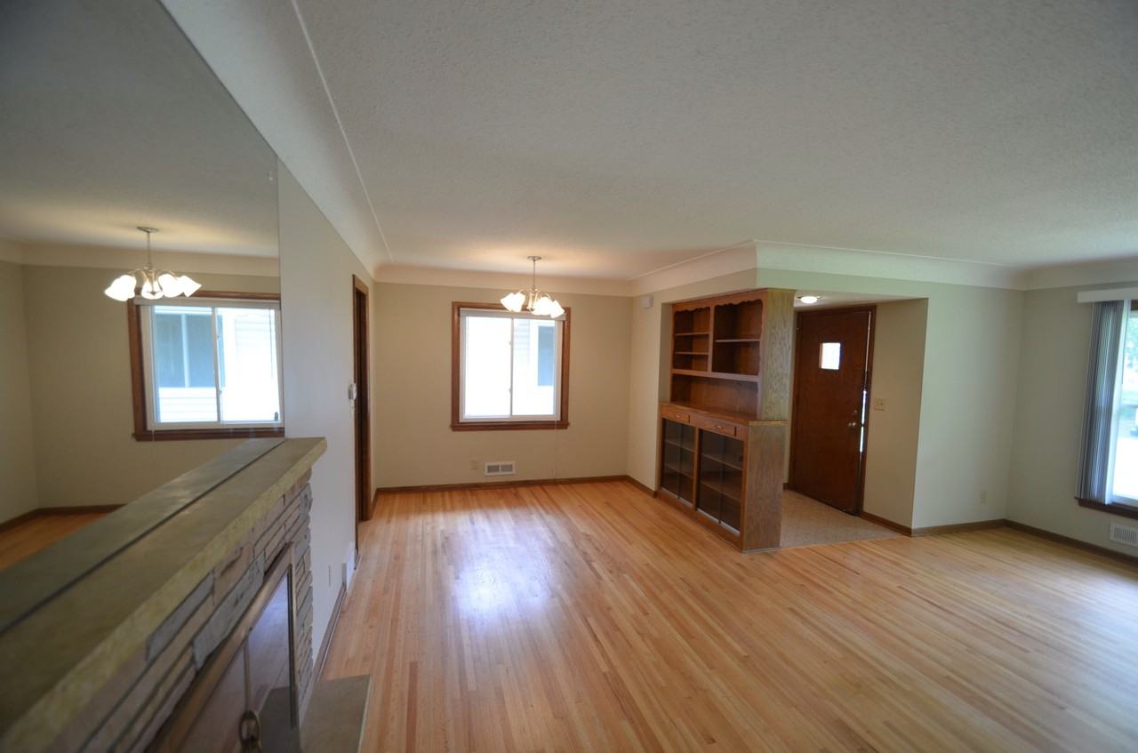 6633 Clinton Ave S - Photo 3 of 8