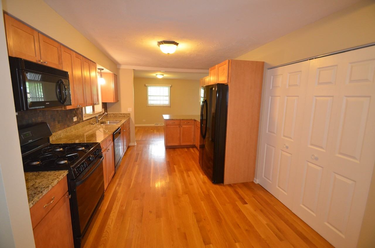 2425 Stonewall Ave - Photo 2 of 9