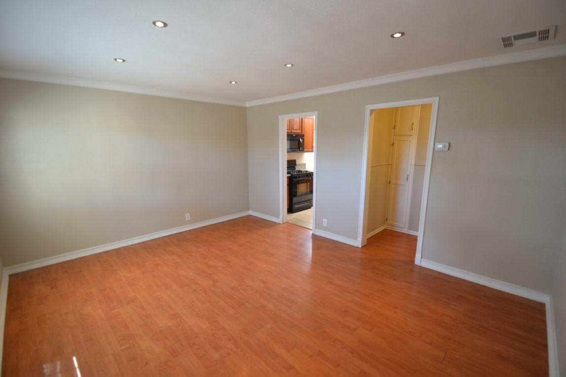 9609 Dicky St - Photo 3 of 13