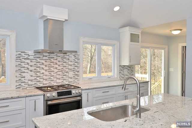 158 Lakeshore Dr - Photo 2 of 13