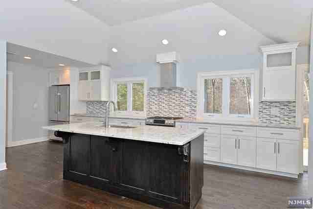 158 Lakeshore Dr - Photo 3 of 13